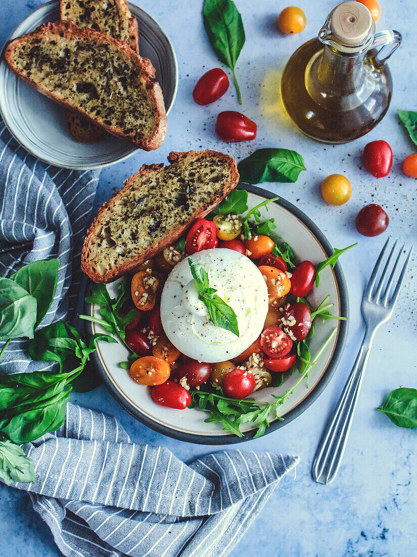 Tomatensalat mit Burrata und Olivenbrot