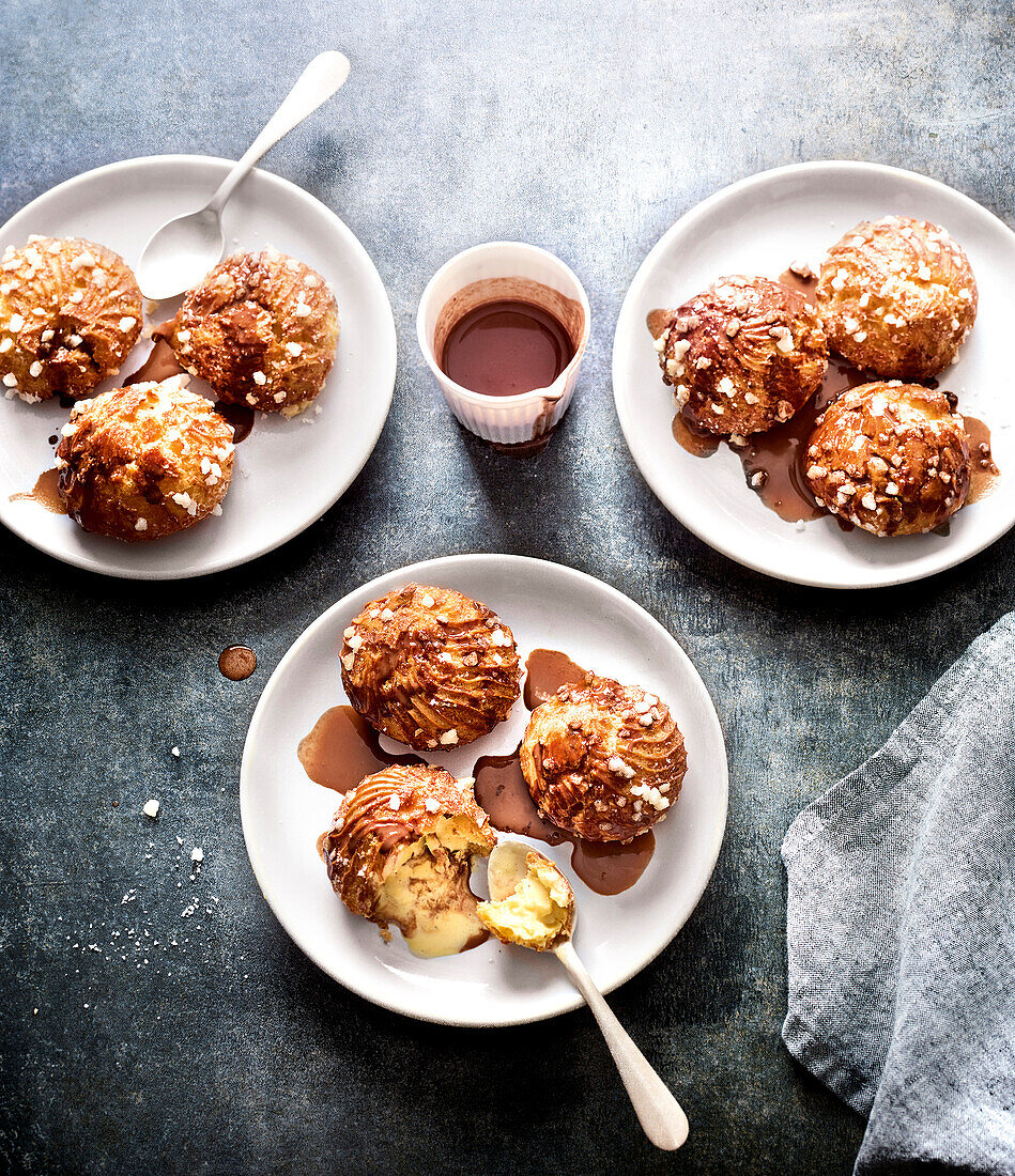 Profiteroles mit Schokoladensauce