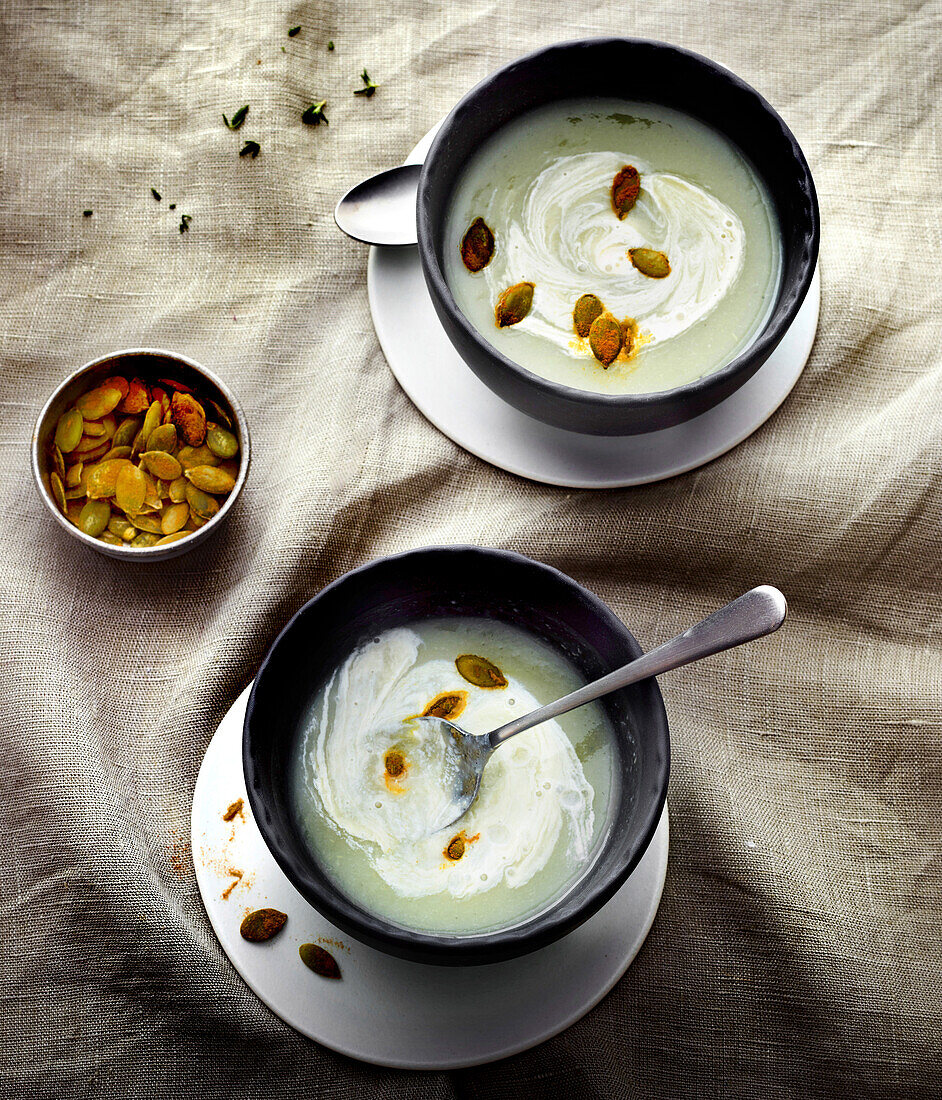 Artischockencremesuppe mit gewürzten Kürbiskernen