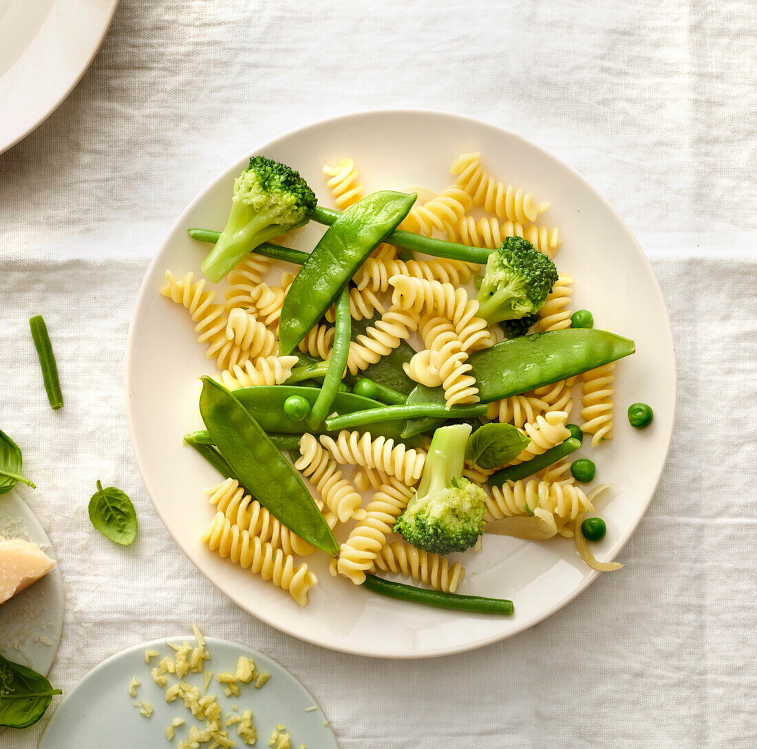 Nudelsalat mit grünem Gemüse