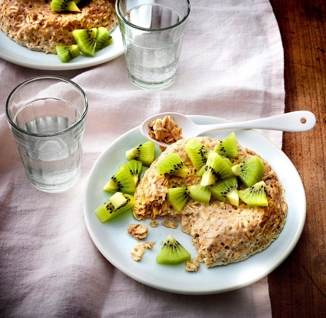 Muesli flan with kiwi