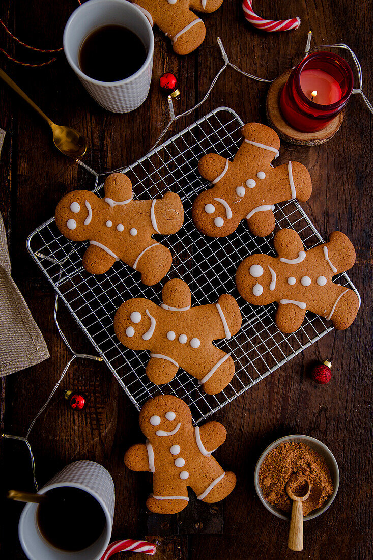 Gingerbread men on cooling rack