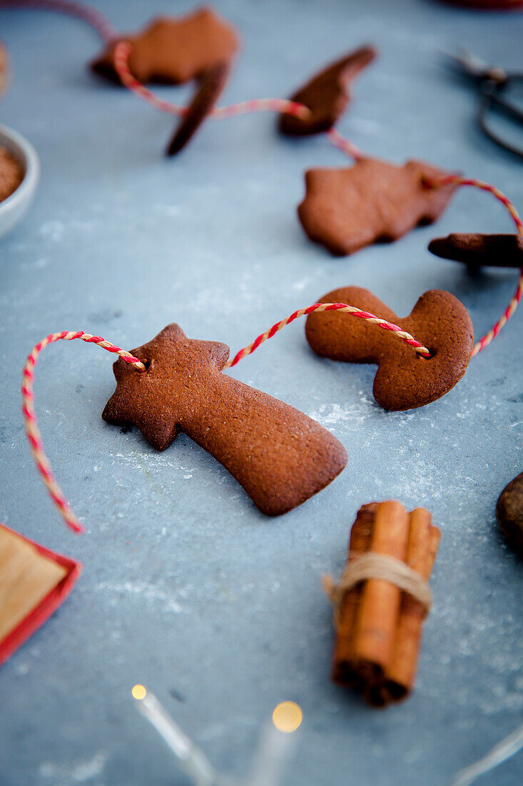 Christmas biscuit garland with chocolate spice biscuits
