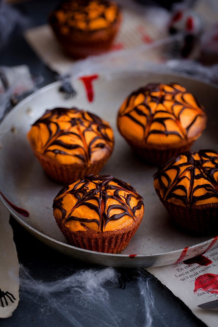 Spinnennetz-Cupcakes für Halloween