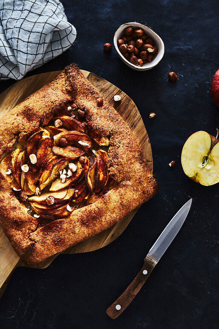 Apfeltarte mit Zimt und Haselnüssen