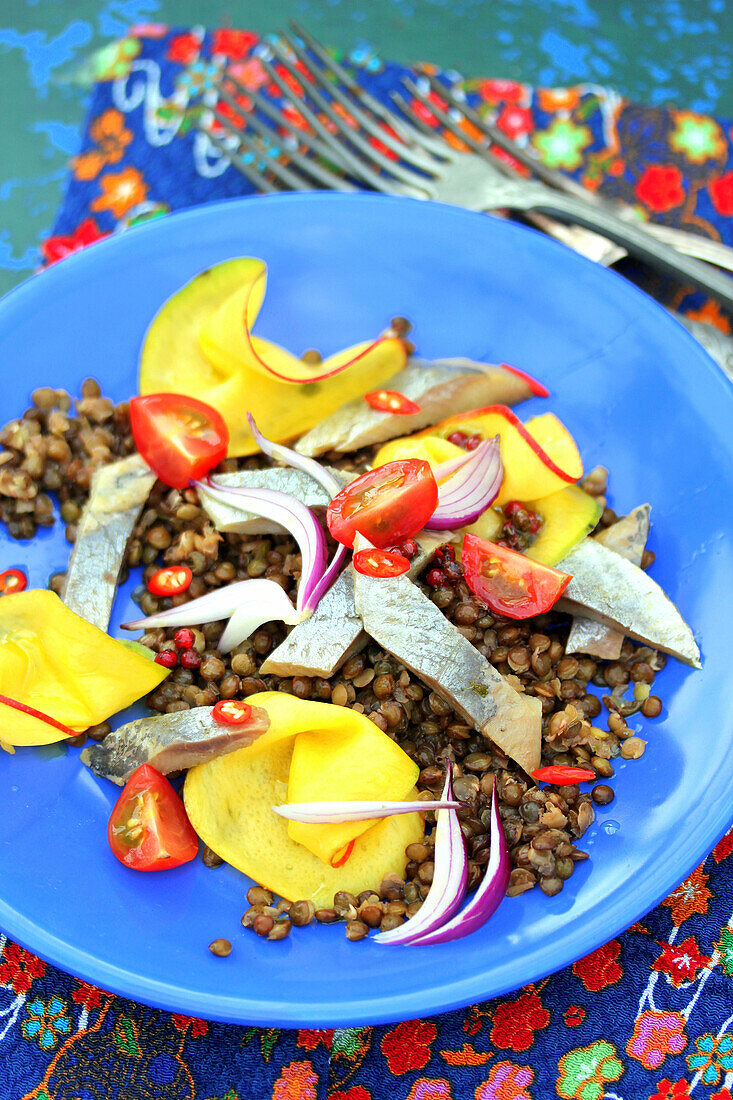 Lentils with herring, onions and mango