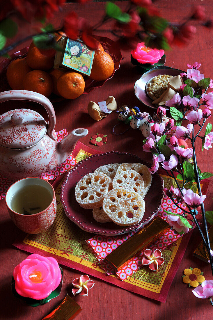 Chinesisches Dessert mit Lotuswurzel und Tee