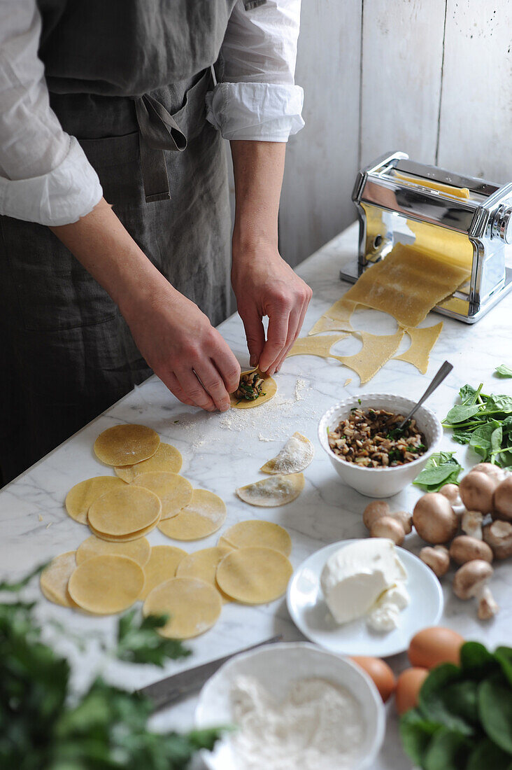 Ravioli mit Pilzen und Spinat zubereiten