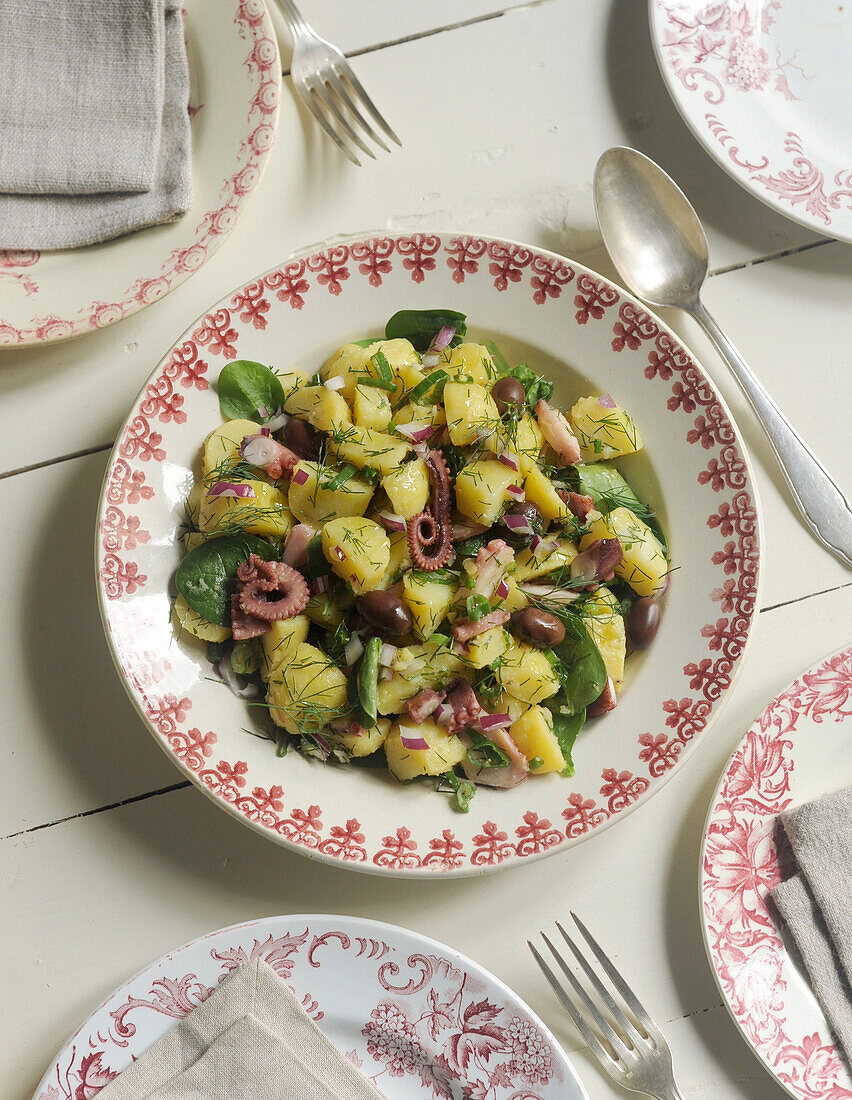 Kartoffelsalat mit Oktopus und Oliven