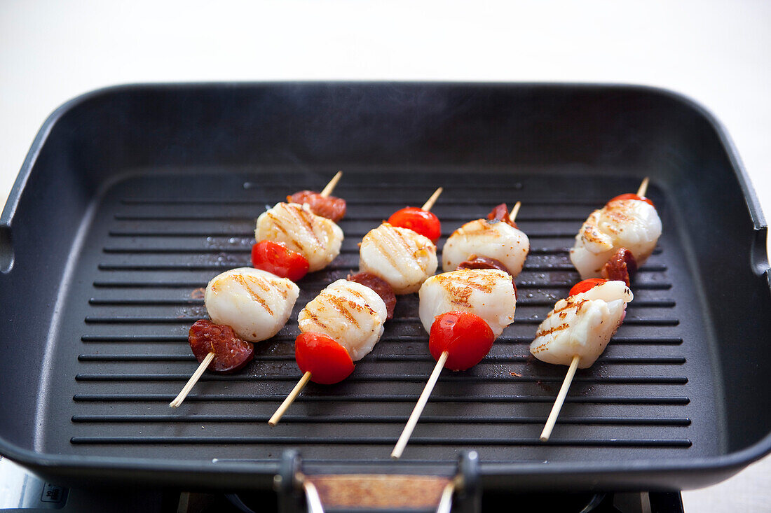 Jakobsmuschelspieße mit Chorizo und Butternutcreme zubereiten: Spieße in Grillpfanne