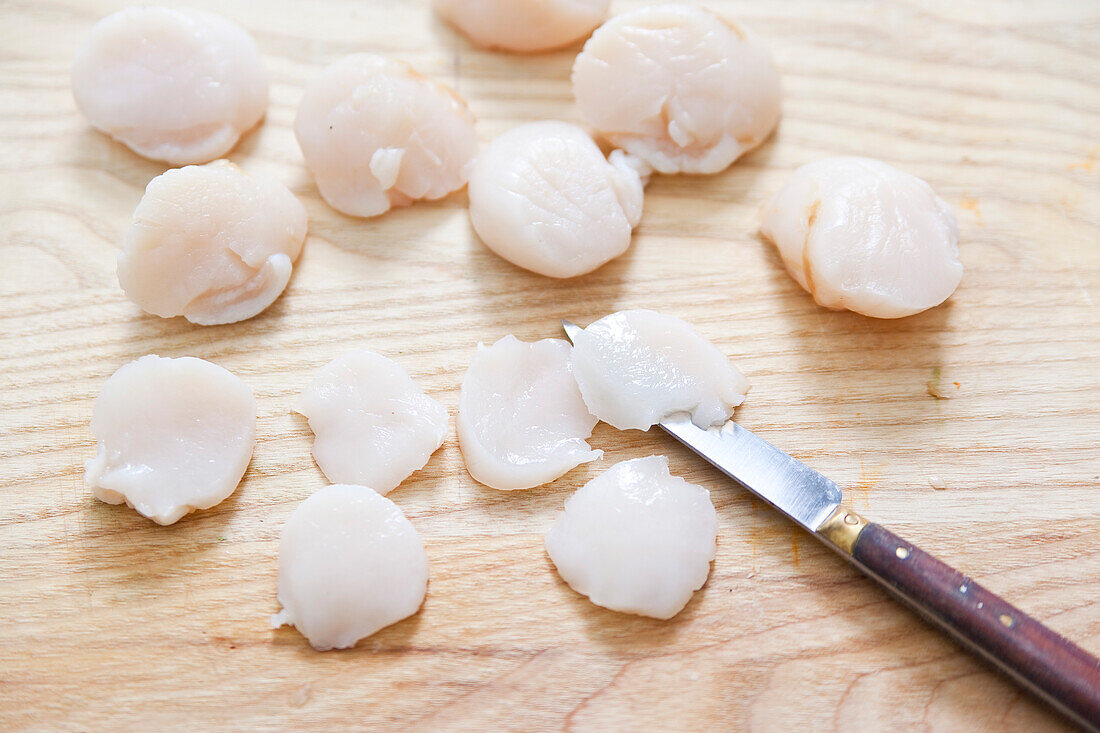 Preparing scallop carpaccio with black pudding: Prepare scallops