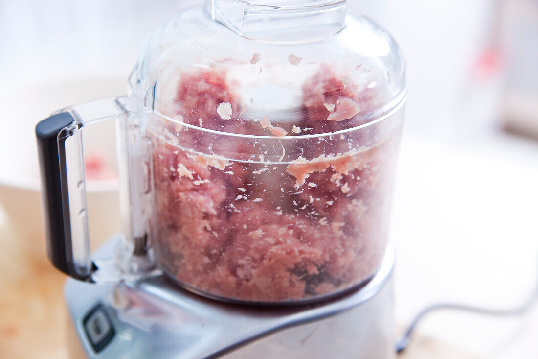 Meat in a food processor to make cannelloni with sorrel and spinach
