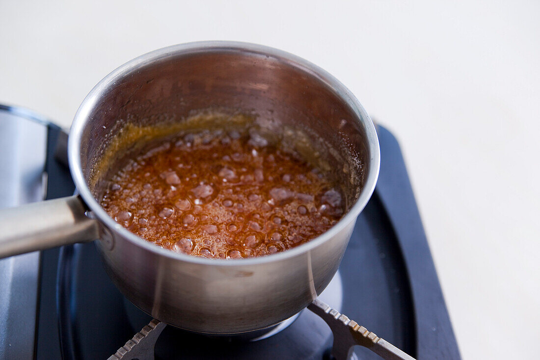 Creme Caramel zubereiten: Karamellmasse im Topf
