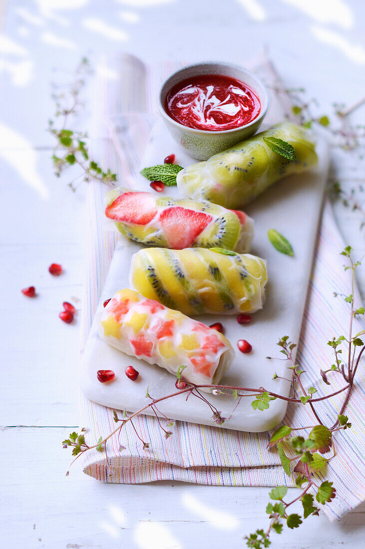 Sommerollen mit Früchten und süssem Dip (vegan)