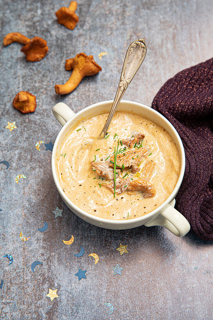 Velouté von Pfifferlingen mit Sahne, Kalbsfond, Walnussöl und Schnittlauch