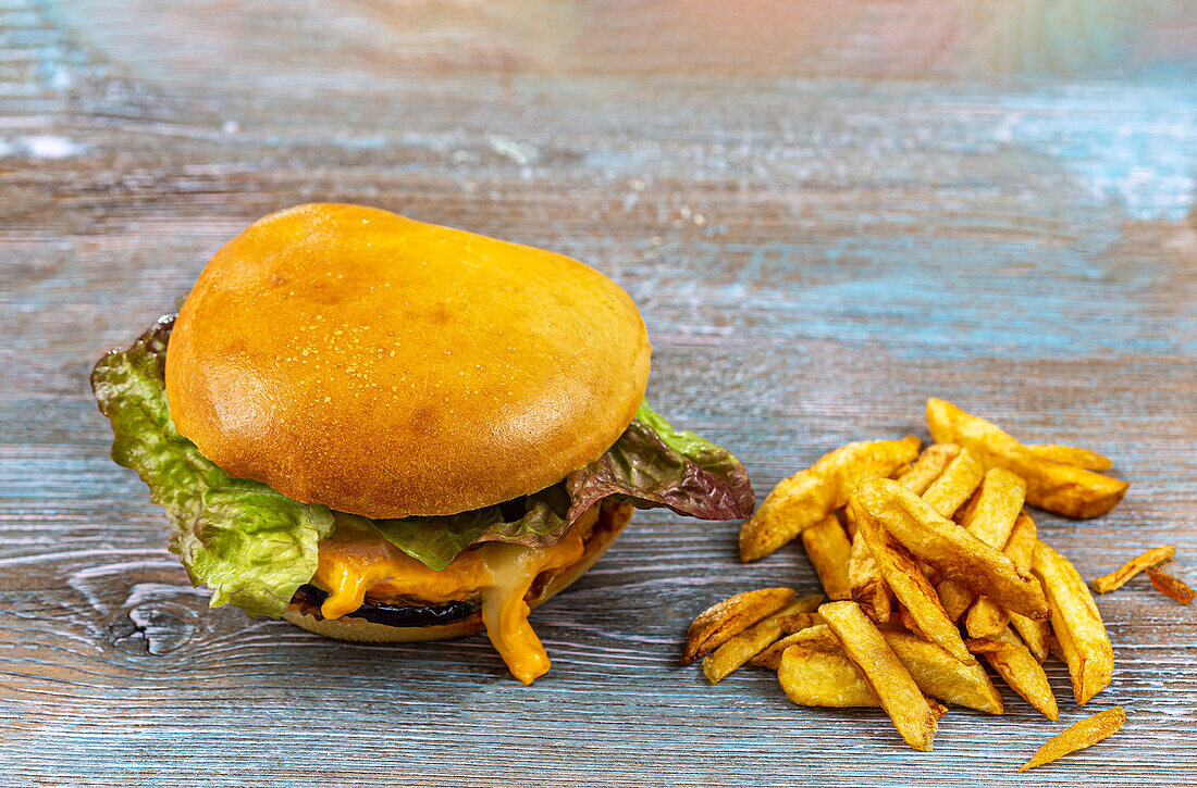 Vegetarischer Burger mit Pommes frites