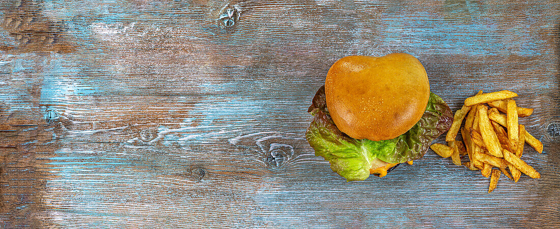 Vegetarischer Burger mit Pommes frites