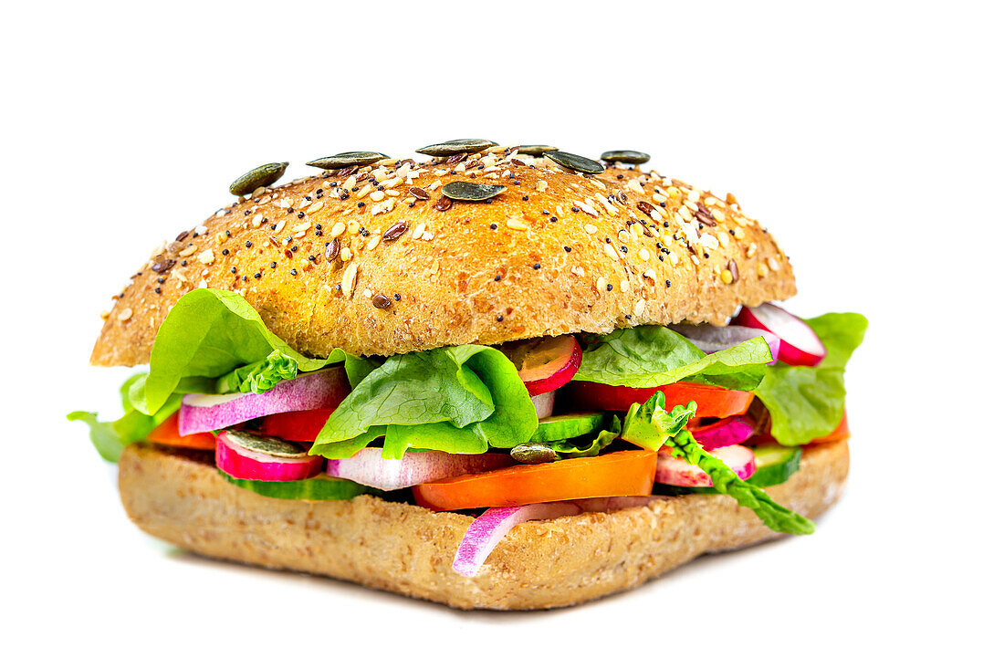 Veganes Brötchen-Sandwich mit Tomaten, Salat, Radieschen, Gurken und Zwiebeln