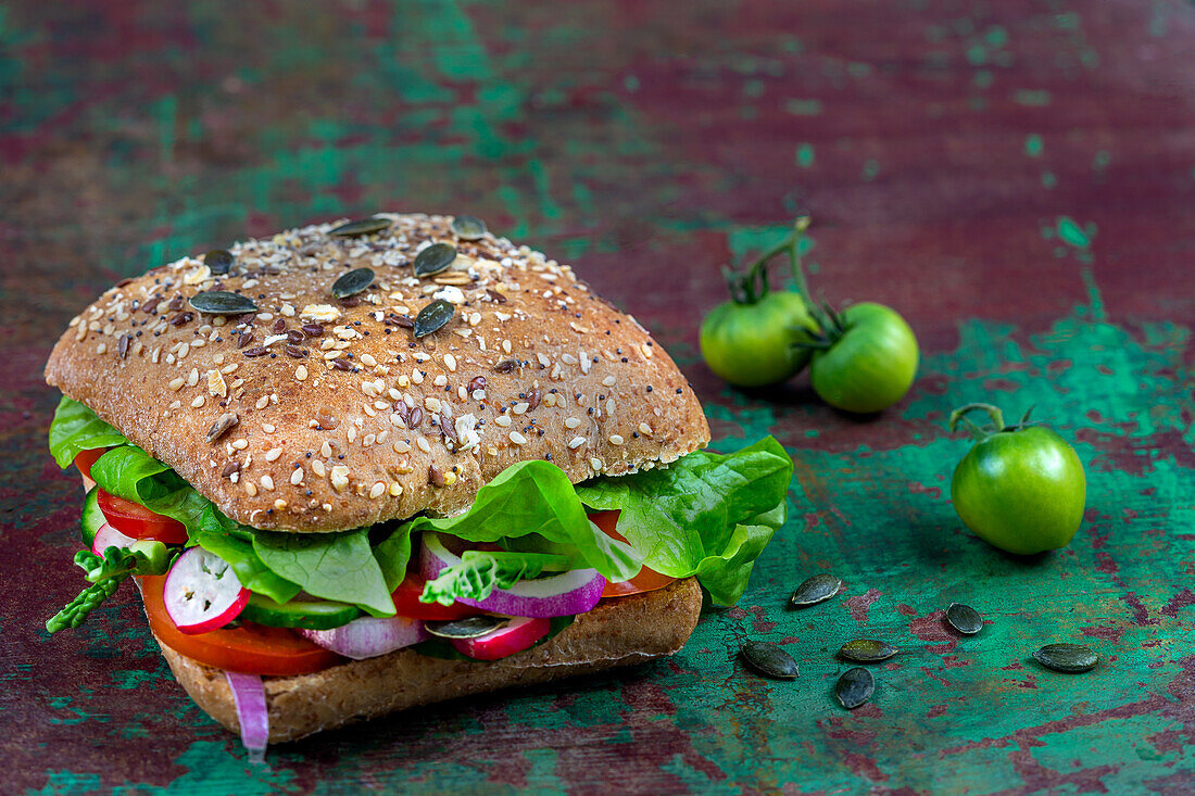 Brötchen mit Tomaten, Salat, Radieschen, Gurken und Zwiebeln