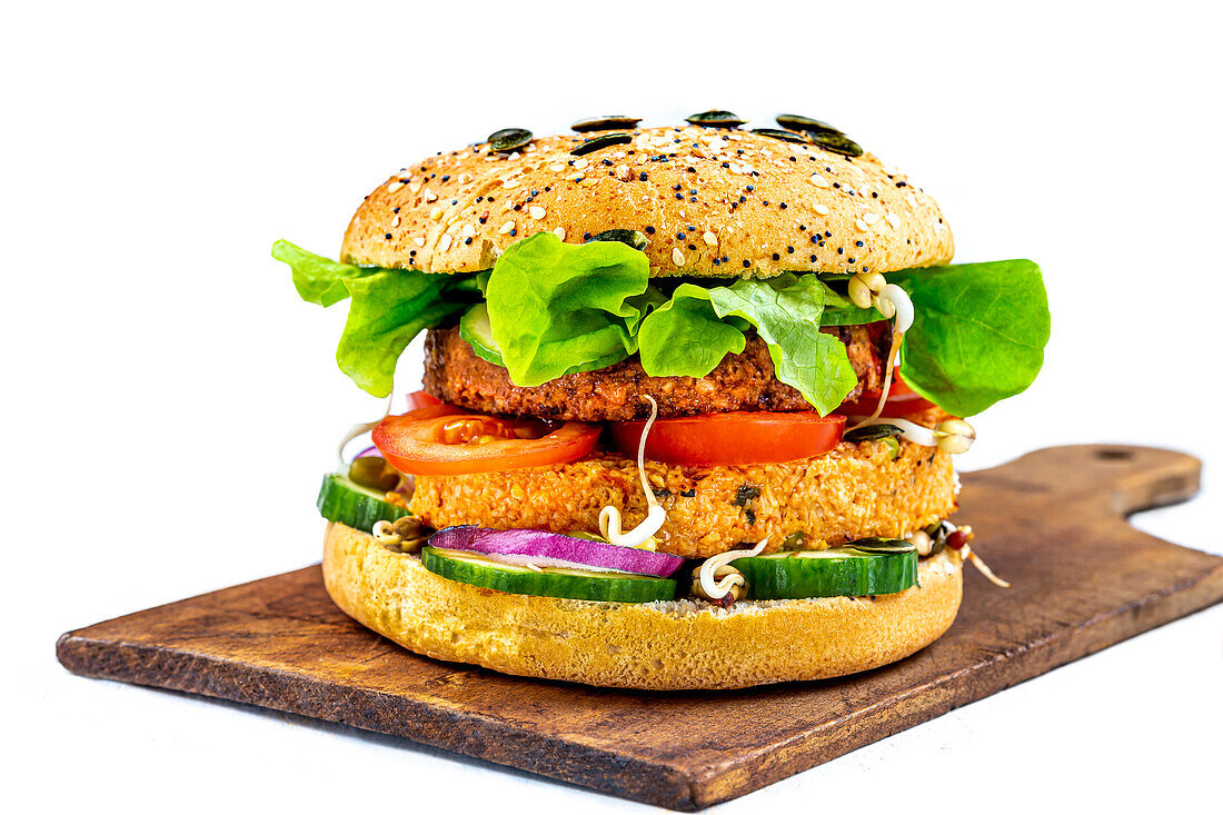 Veganer Gourmet-Burger vor weißem Hintergrund