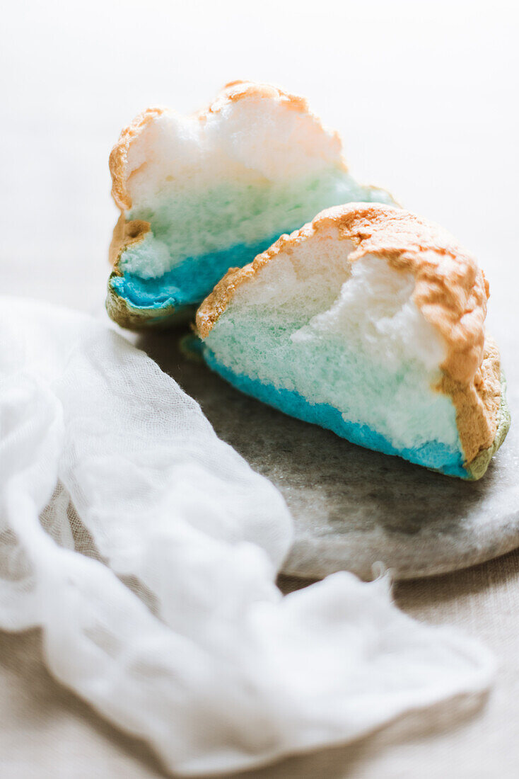 Blau gefärbtes Cloud Bread (Wolkenbrot)