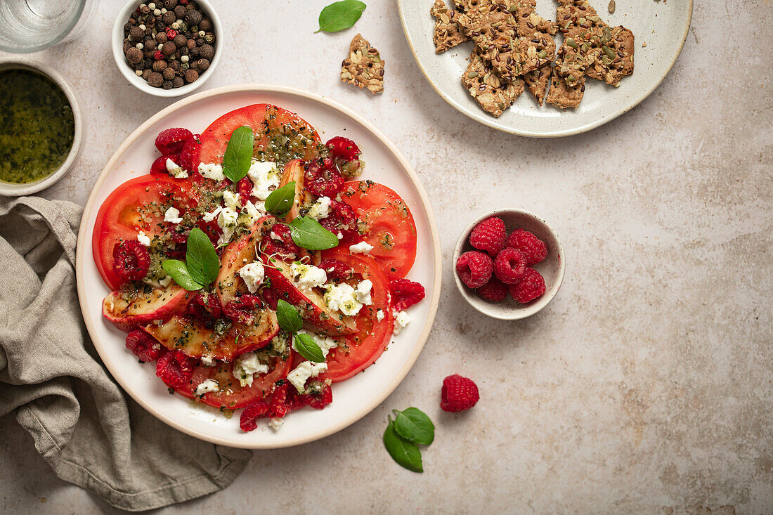 Tomatensalat mit Feta, Himbeeren und Basilikum