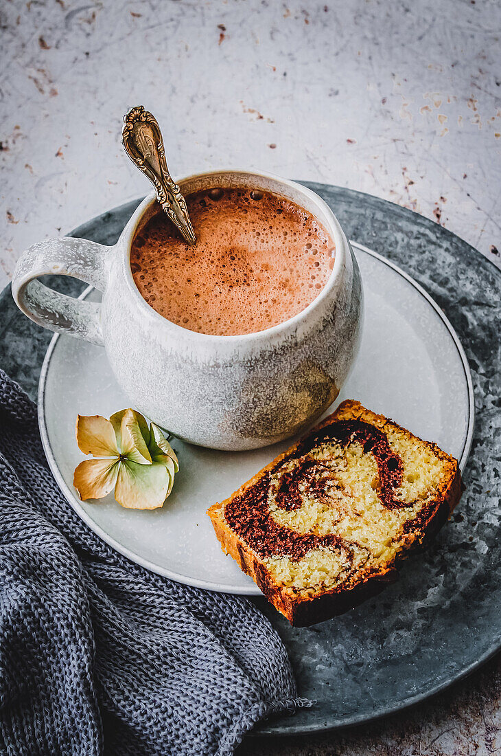 Tasse heiße Schokolade dazu ein Stück Marmorkuchen