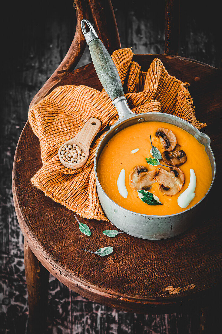 Kürbissuppe mit Pilzen im Stieltopf