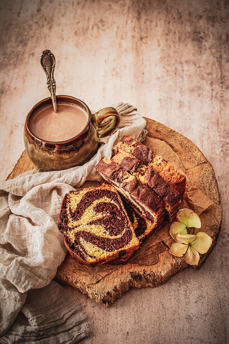 Tasse heiße Schokolade zum Marmorkuchen