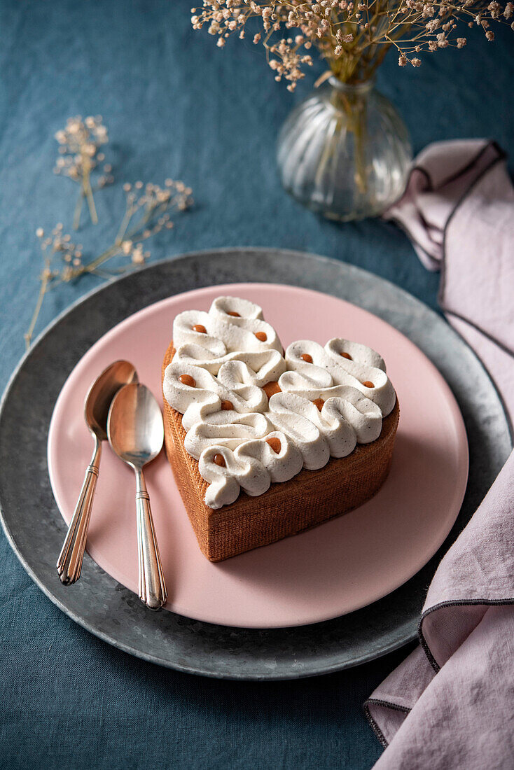 Mini-Herzkuchen mit Vanille- und Pralinencreme für zwei