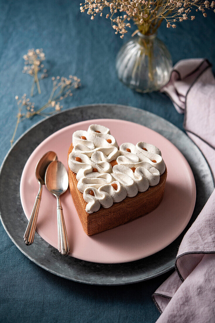 Mini heart cakes with vanilla and praline cream for two