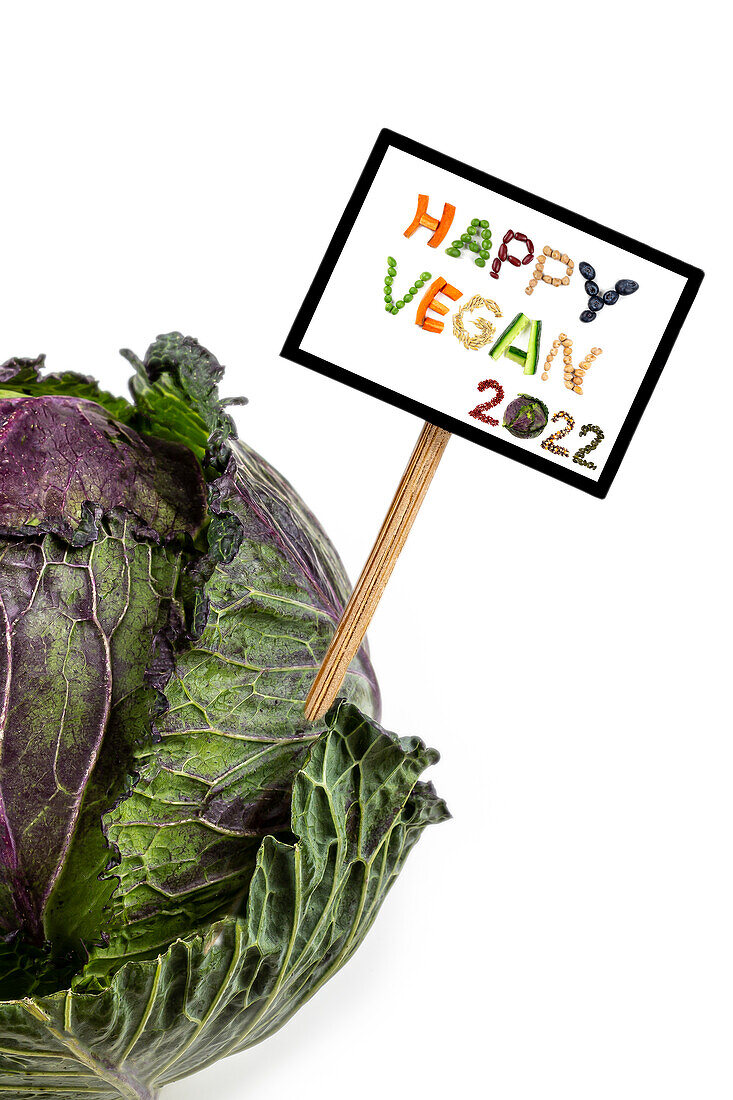 Schild mit Aufschrift 'Happy Vegan 2022' steckt in Kohlkopf