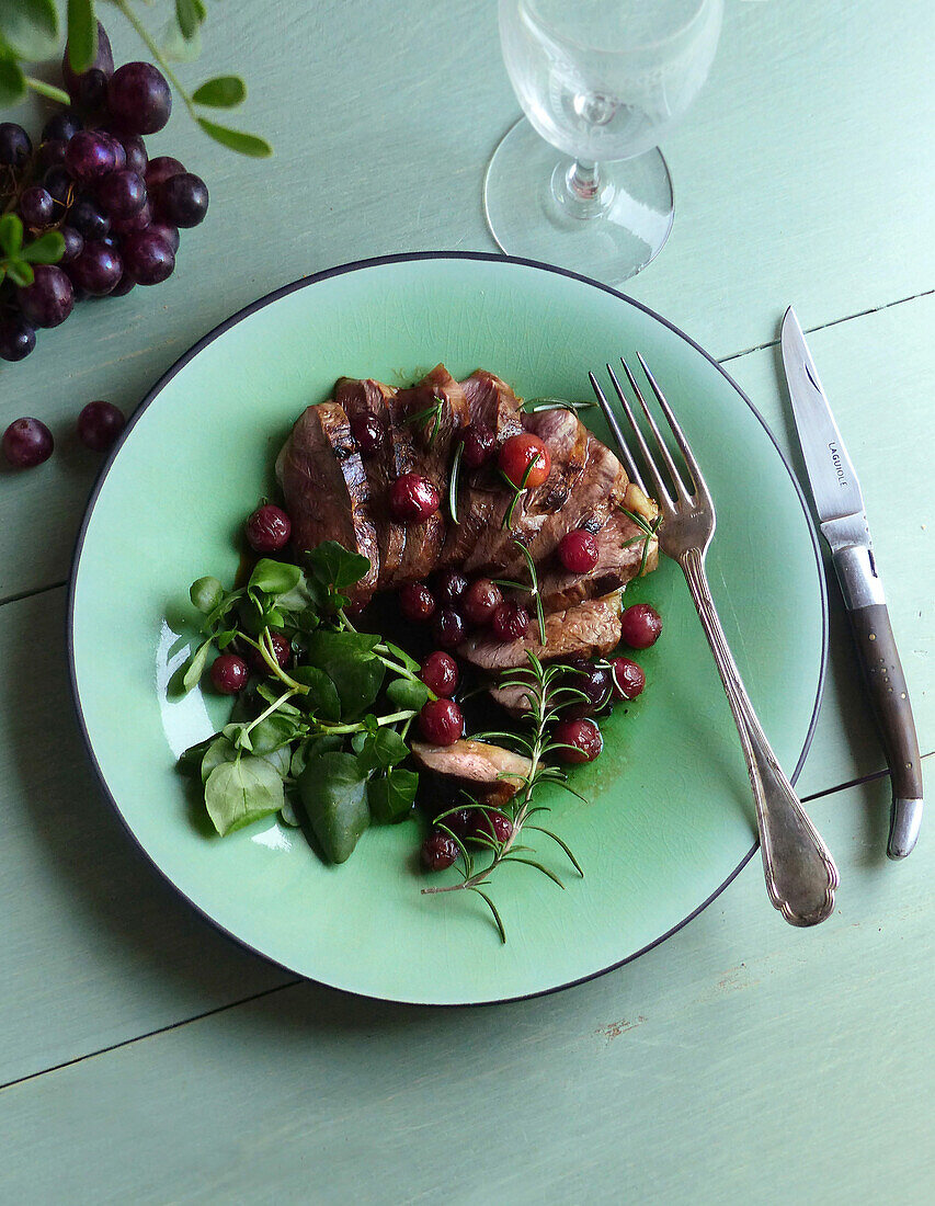 Duck magret with caramelized grapes