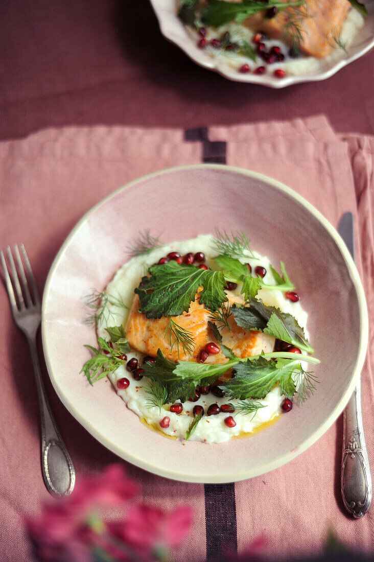 Lachs auf Blumenkohlcreme mit Granatapfelkernen