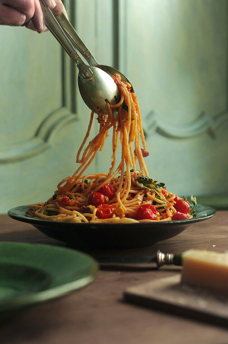 Spaghetti mit Knoblauch, Tomaten, Zwiebeln, Basilikum und Zitrone