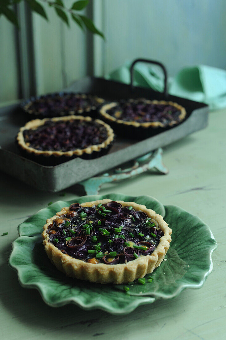 Tartlets with purple carrots
