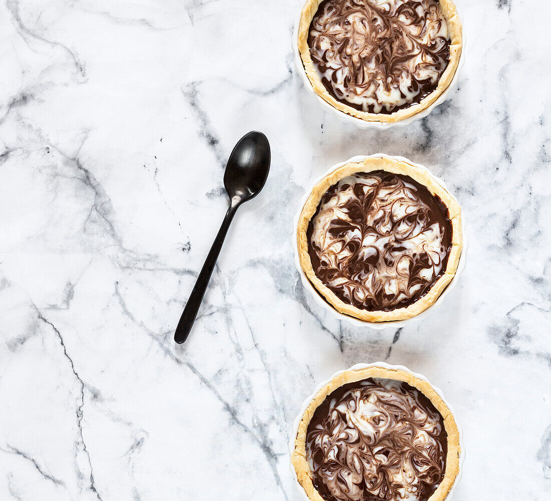 Tartelettes mit zweierlei Schokoladensorten