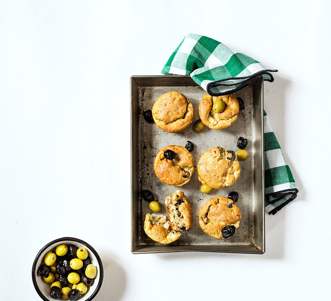 Pikante Muffins mit Oliven und Feta