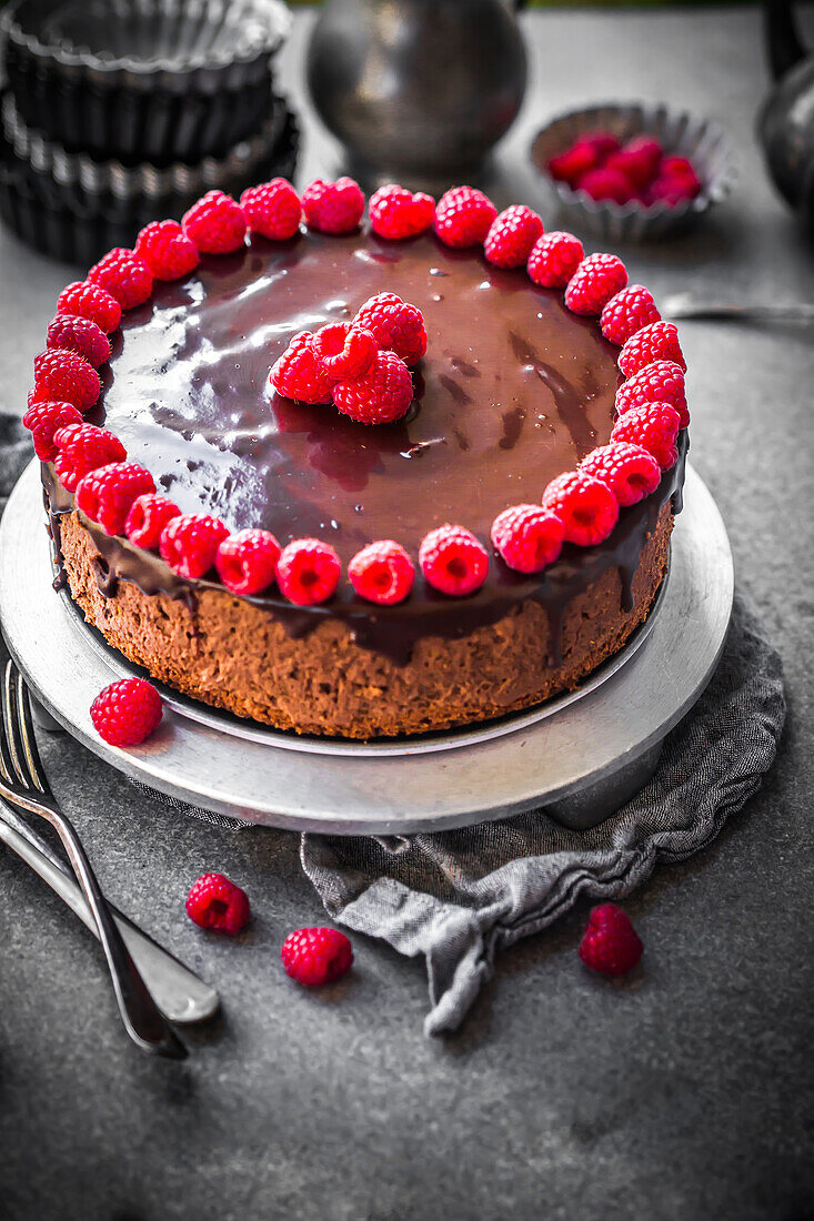 Schokoladenmoussetorte mit Himbeeren