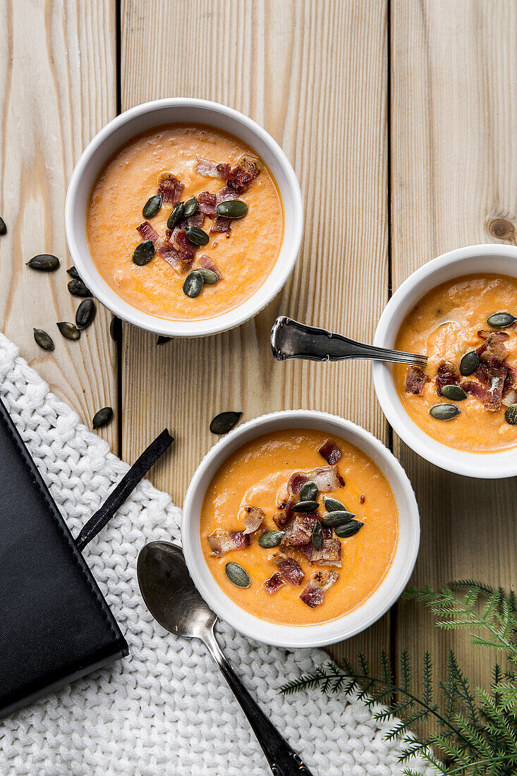 Butternusskürbissuppe mit geröstetem Speck