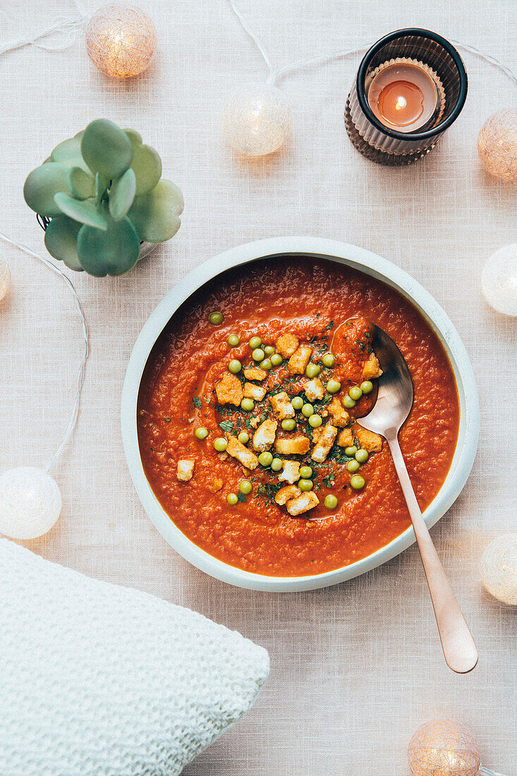 Tomatensuppe mit Erbsen