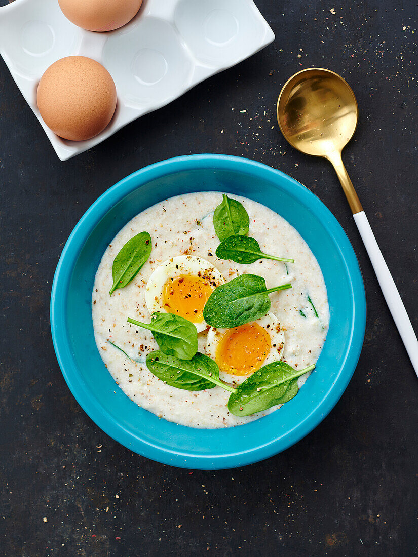 Porridge with goat cheese, spinach and waxy egg