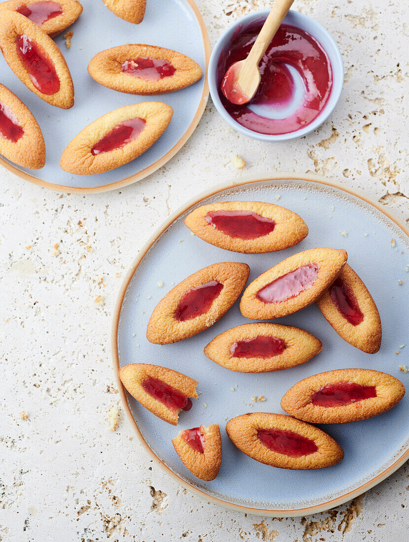 Barquettes with strawberry jam