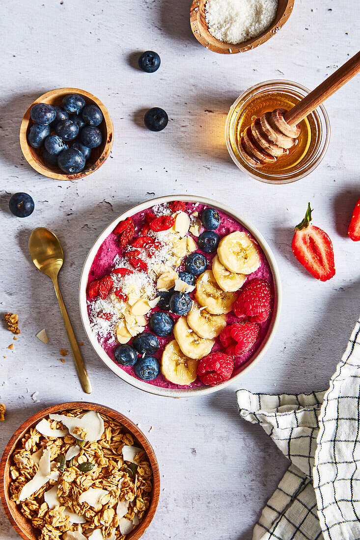 Smoothie-Bowl mit Früchten