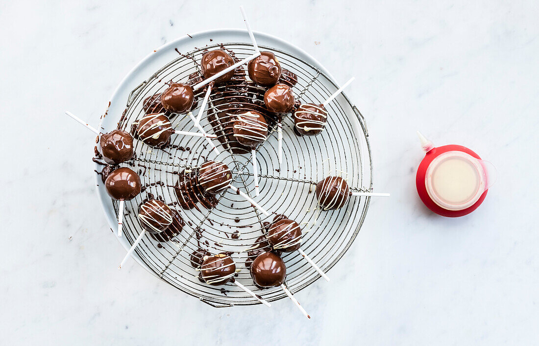 Cake Pops auf abtropfgitter