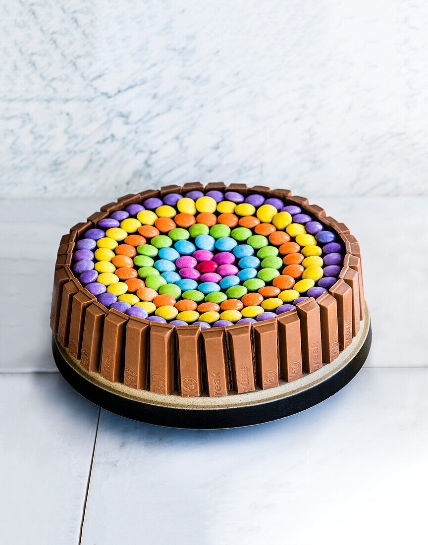 'Reine de Saba' - Schokoladenkuchen verziert mit Süßigkeiten