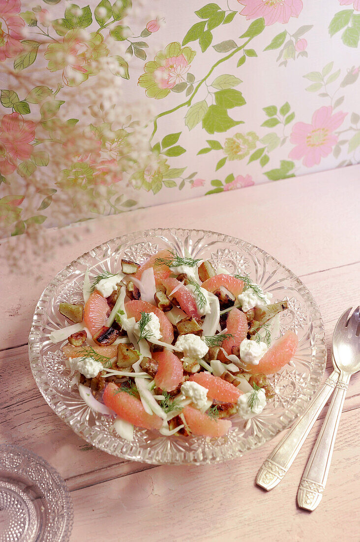 Salat mit Fenchel, Grapefruit, Topinambur und Burrata