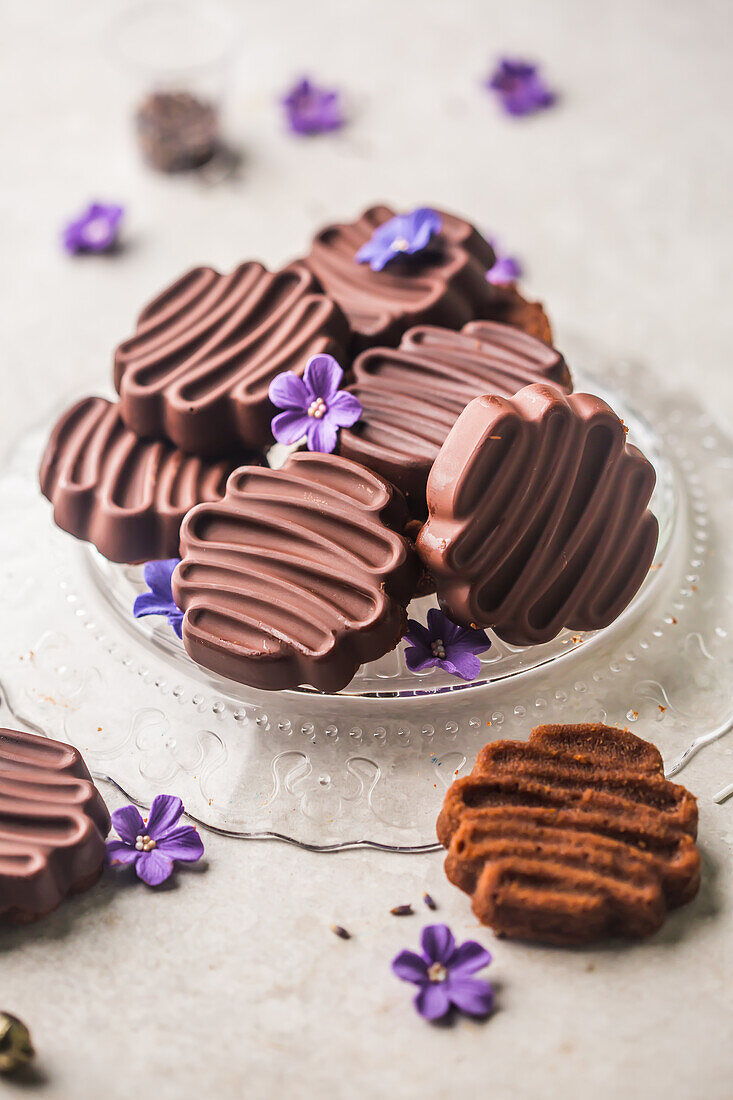 Mini-Schokoladen- und Lavendelkringel mit Schokoladenüberzug