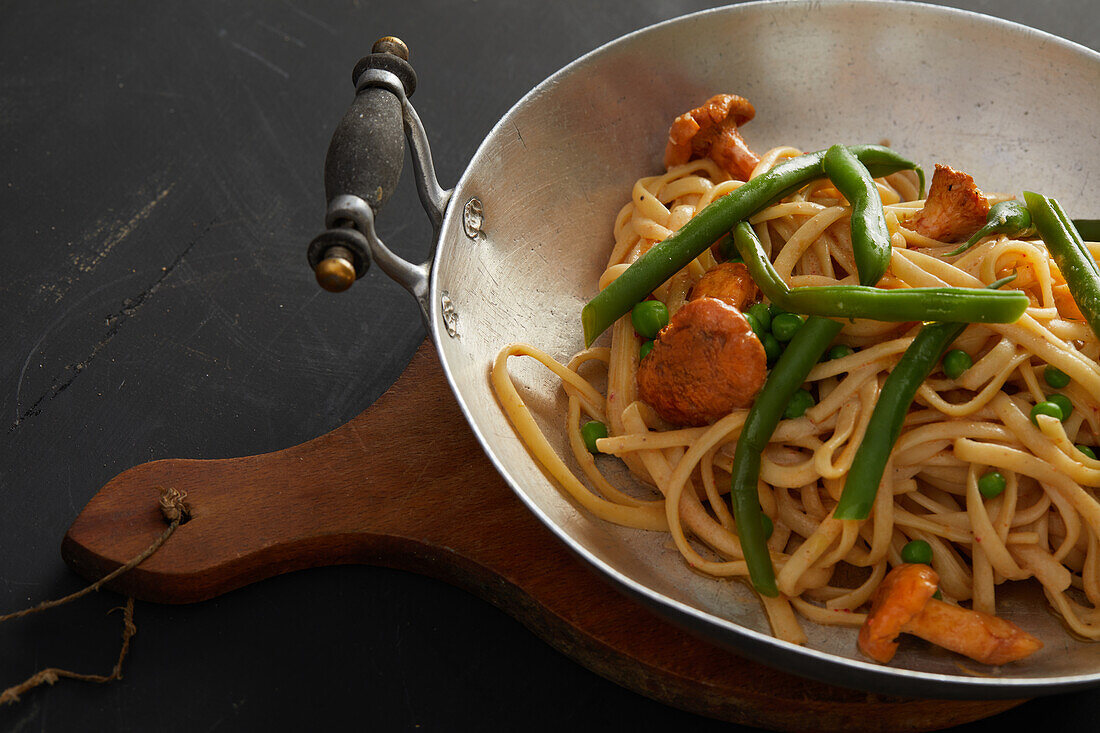 Linguine with chanterelles,peas and green beans
