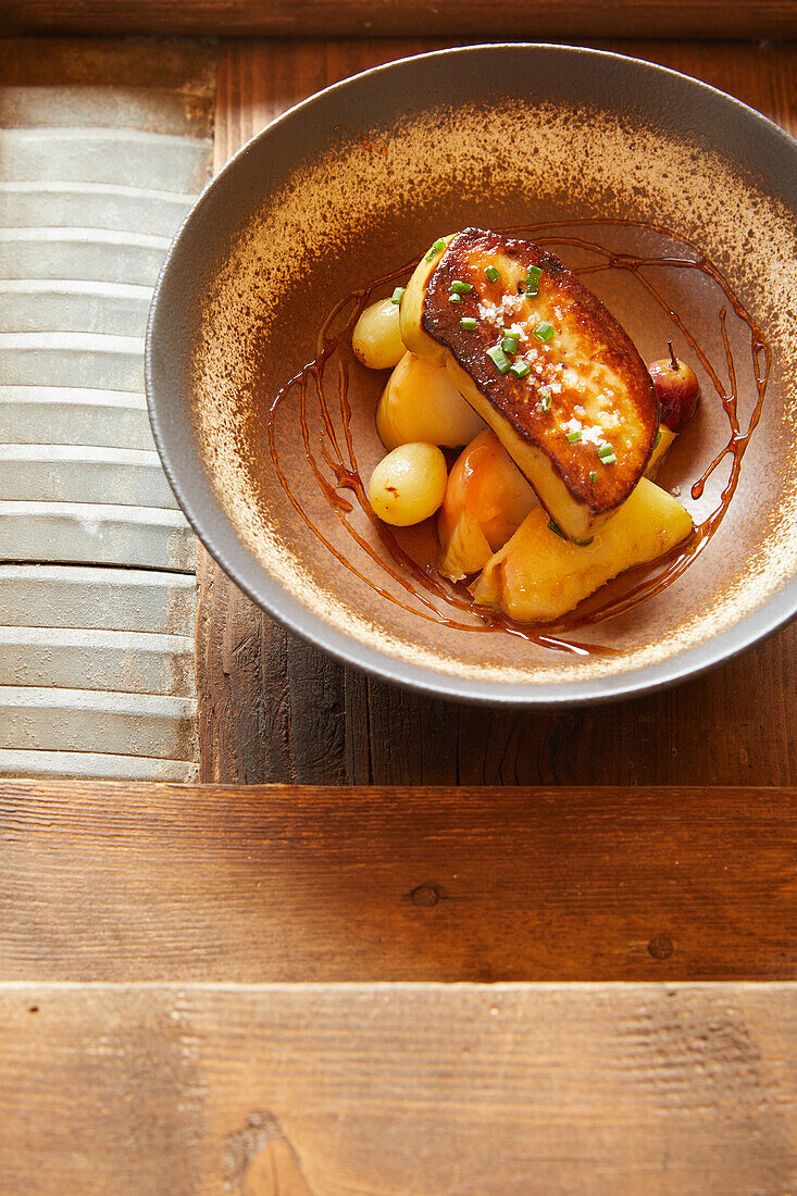 Gebratener Fois gras mit Äpfeln und Frühlingszwiebeln